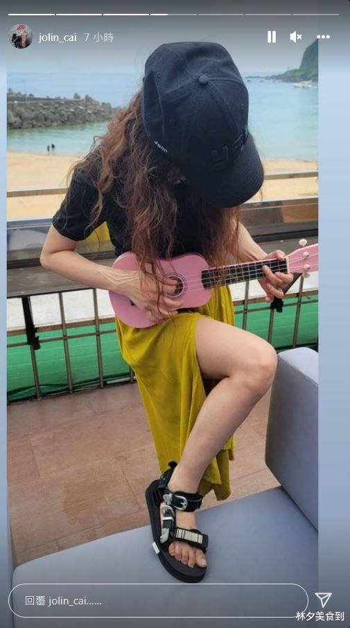 蔡依林|蔡依林海边长裙开高衩！转身大洞「加码放送美背」…造型辣翻