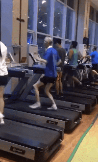 |“钓鱼被咬了,不过钓到了一条招财龙鱼,不亏...