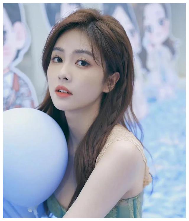 白梦妍|白鹿生日当天传来好消息,真好,又可以看到活泼搞怪的白鹿了