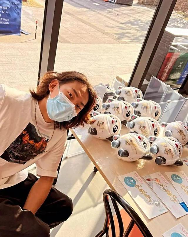 苏翊鸣|苏翊鸣晒父母照片!妈妈青春靓丽美丽动人,老爸头发花白老态明显