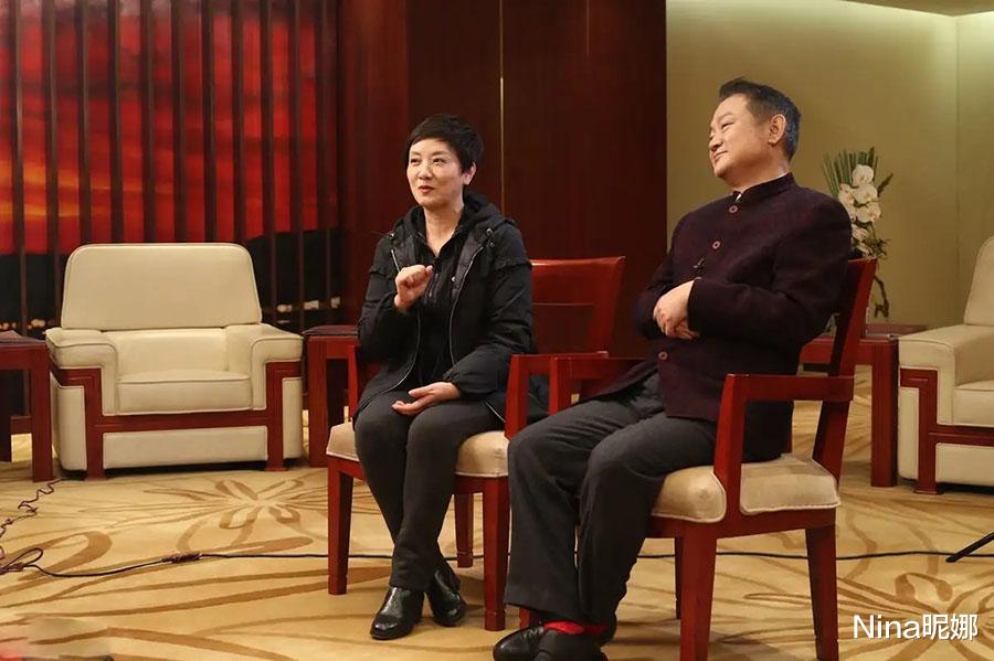 邓婕|65岁“宜妃”邓婕做客综艺,穿连帽棉服留短发未见老,结婚25年不生娃就是年轻