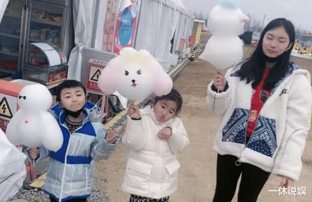 李菁菁|51岁李菁菁和女儿同框出镜，患癌后瘦成尖下巴，女儿颜值也很高