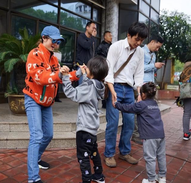 邓超|43岁邓超深夜聚会,满脸憔悴无精打采,弯腰驼背严重酷似张嘉益