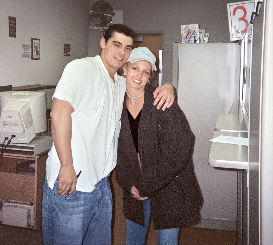 布兰妮·斯皮尔斯|40岁“小甜甜”布兰妮美貌不再：三婚嫁28岁肌肉男，半生情路坎坷