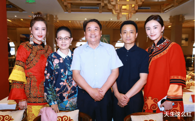 李亚鹏|年过半百的李亚鹏看着比老丈人还老,姑娘你看上他啥了?