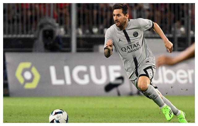 公安机关|职业球员提高紧张区域控球能力的团队训练