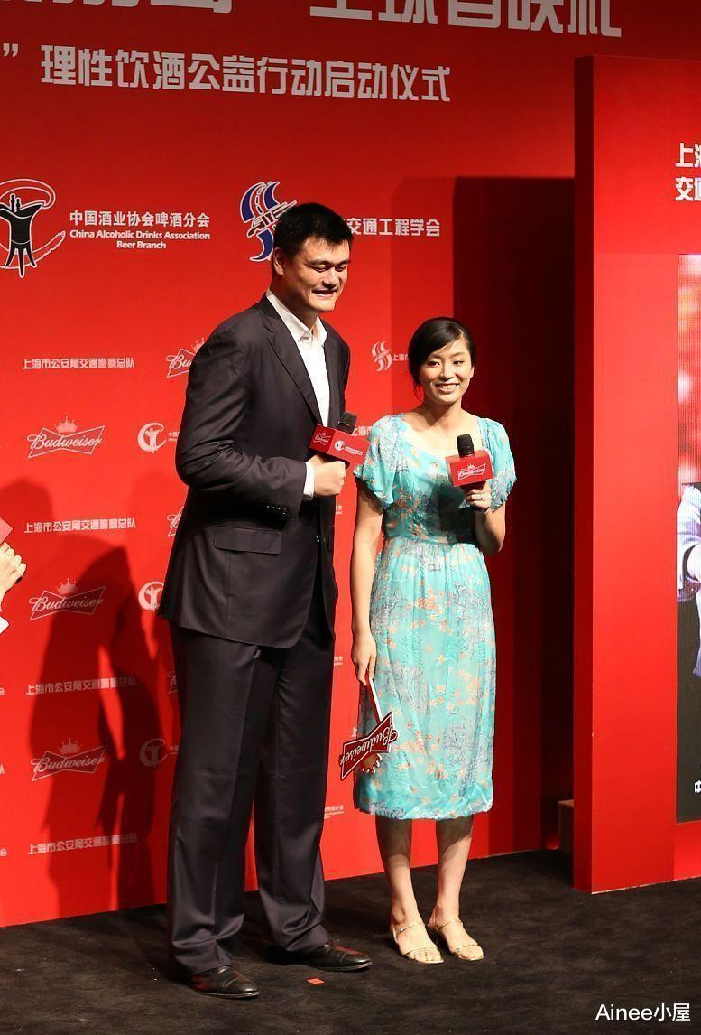 姚明妻子气质挺温柔的，穿蓝色碎花裙清新淡雅，在老公身边好娇小