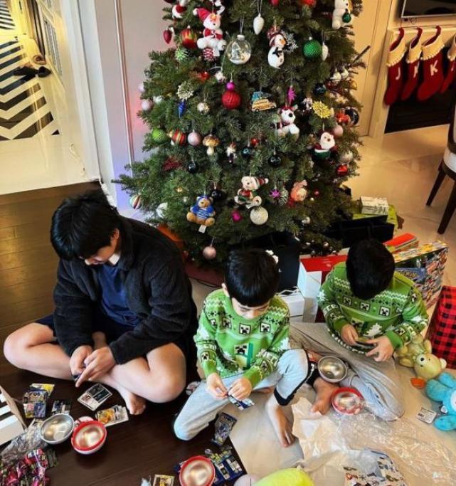 林志颖|林志颖车祸后首带妻儿出游 与三个儿子沙滩玩耍