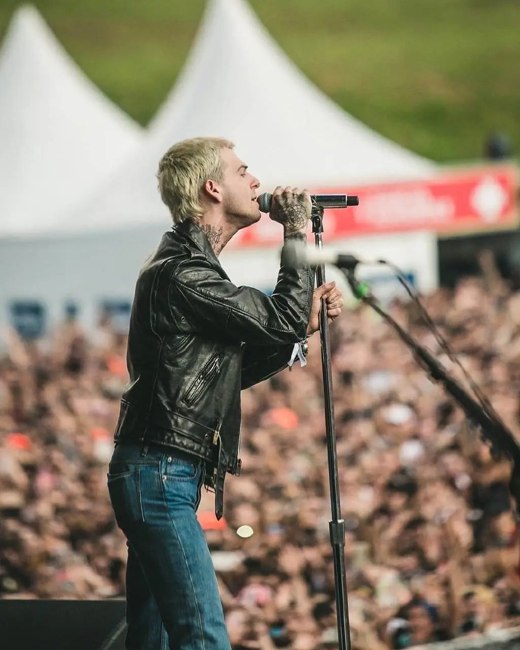 比莉·艾利什|21岁天才唱作少女被曝光恋情！男友大十岁，粉丝：妹妹你图啥…