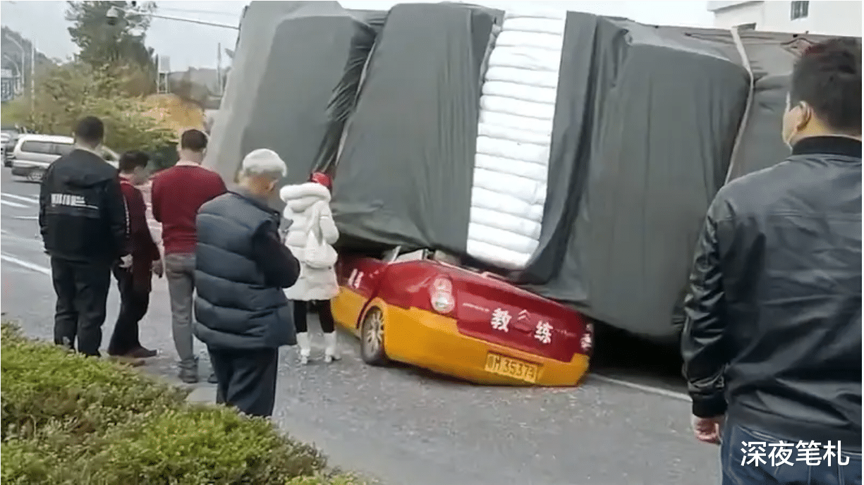 广西梅州,大货车侧翻压扁教练车,致教练当场身亡学员受伤被抢救