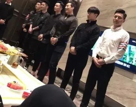 C罗|富婆一天7个“男公关”，细节曝光毁三观：太容易钱，劝你别挣！