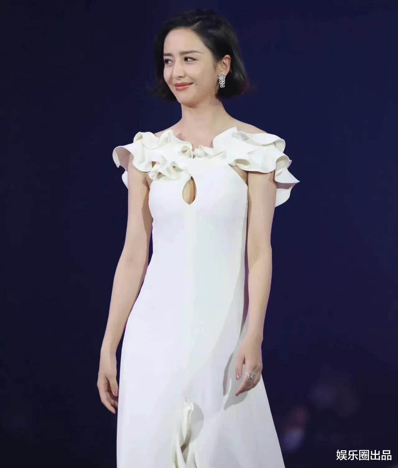 佟丽娅|佟丽娅穿高叉裙亮相,短发造型又纯又欲,焦点却不在腿上