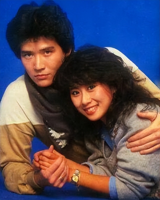 费翔|62岁费翔美国晒照庆生！络腮胡花白仍帅气迷人，独居国外生活精致