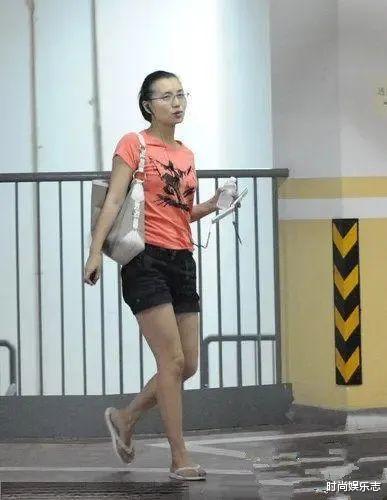 陈好没有刻意追求美,简单妆容一看就真实,显老气都无所谓