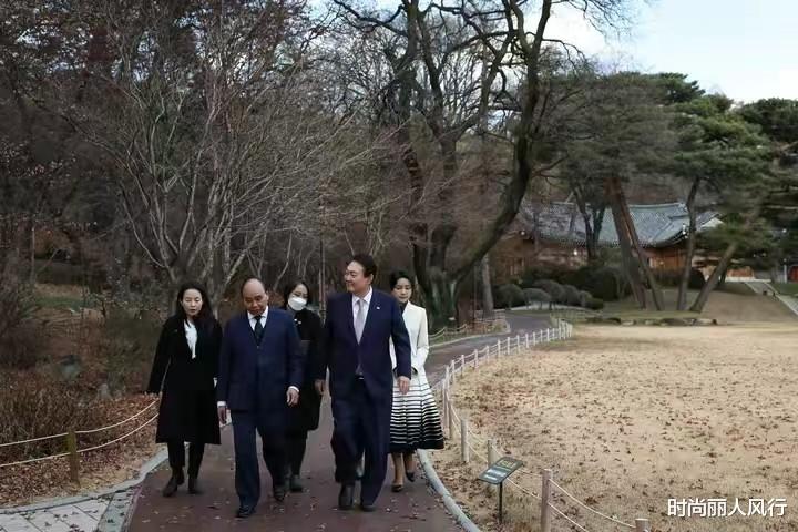 护肤品 韩国第一夫人比老公有气场！接见越南主席跷二郎腿，穿条纹裙独美