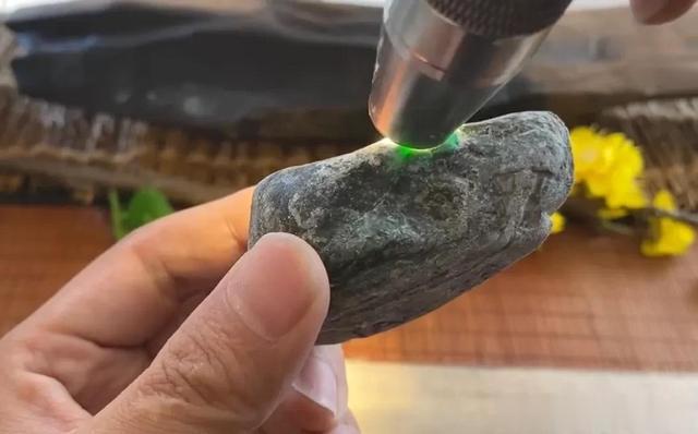 葫芦|一块小小后江翡翠原石如何取件做货,成品看着还不错