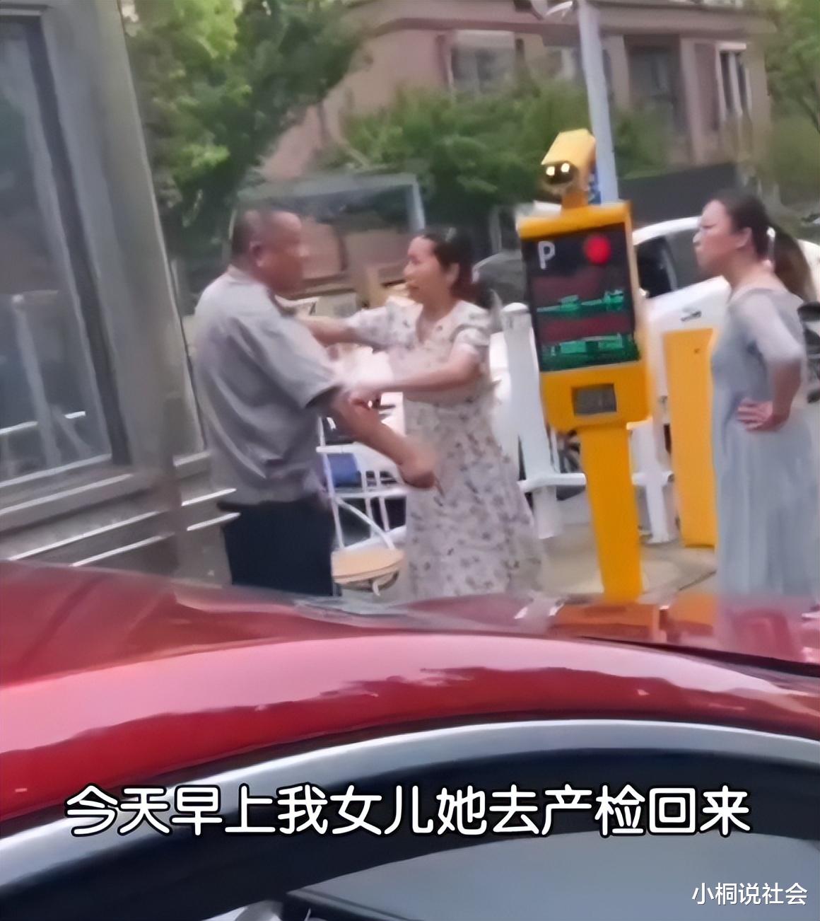 江苏一孕妇坐外来车进小区被拦 保安殴打孕妇母亲 警方:都有动手