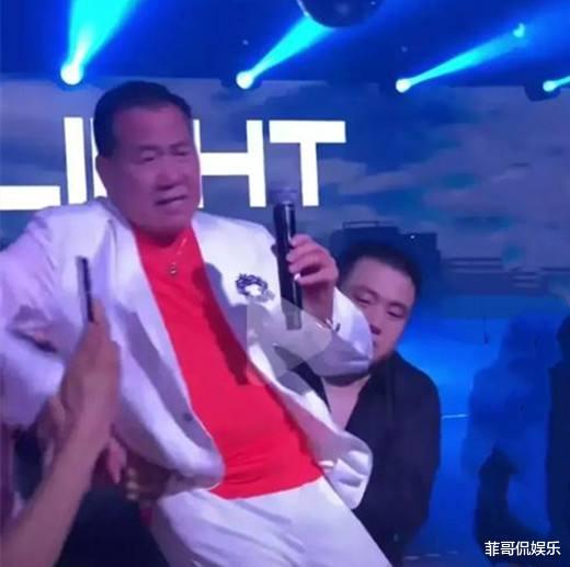 万梓良|64岁万梓良再惹争议！精神异常自拍狂笑不止，周星驰为何坐视不理