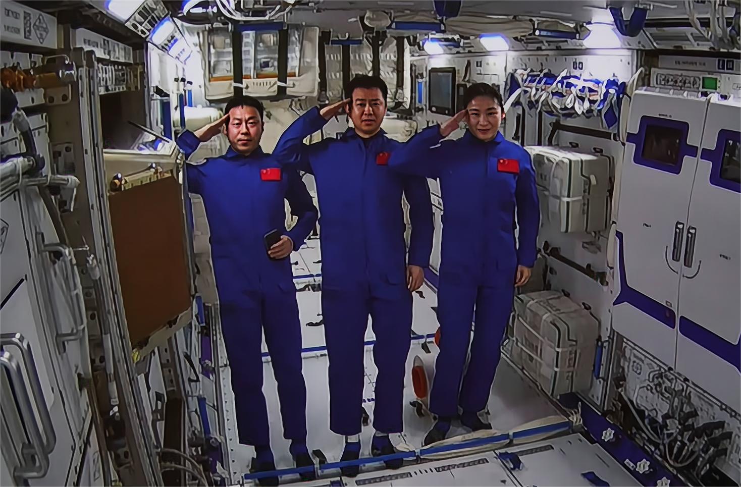 3名航天员每天需约1650升氧气,执行180天任务所需氧气从何而来?