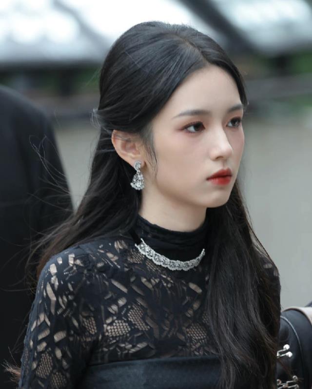 穿衣搭配 各花入各眼?韩国红毯穿搭过于朴素,不如中式妆造大气亮眼?