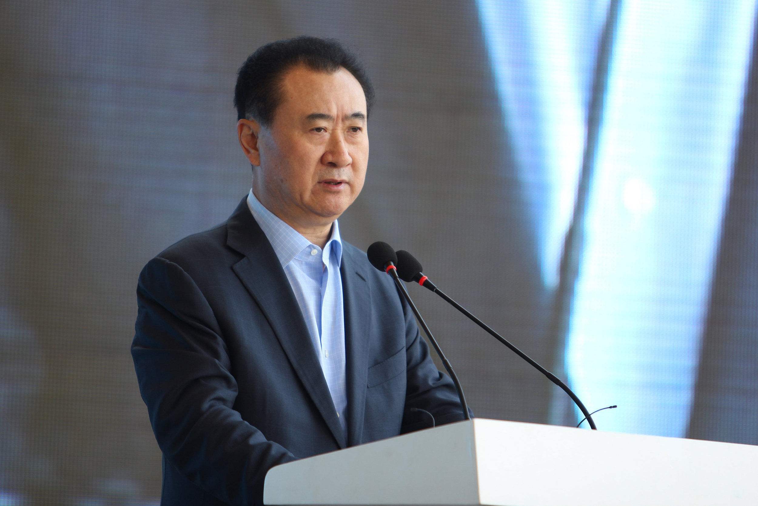 翡翠手镯|王健林花1700万买下一只三色翡翠手镯，网友直呼：太像假货了！