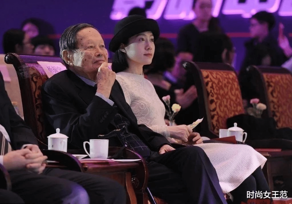 中国儿童|杨振宁的家族合影照，翁帆依偎一起甜如初恋，没滤镜加持素颜清秀