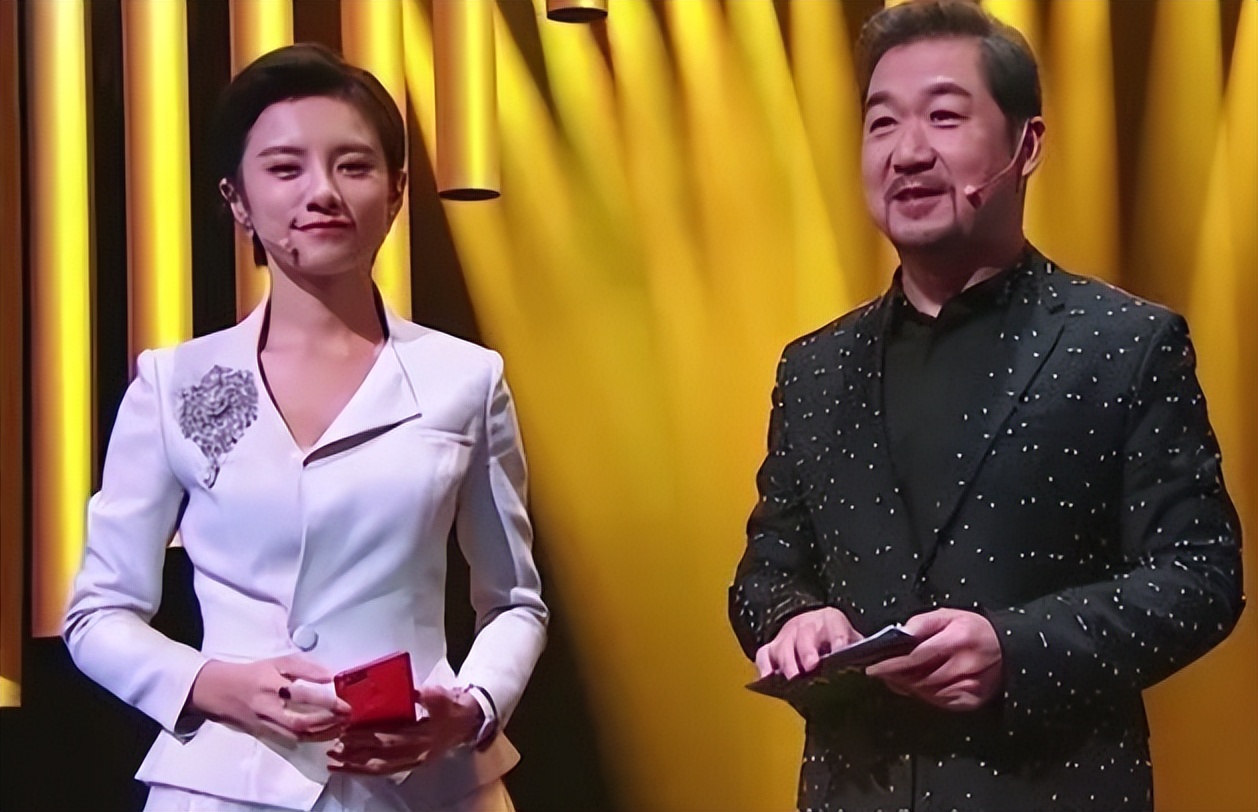 主持人|尹一：主持现场失误，少穿件衣服，同台的张国立硬是60分钟没转头