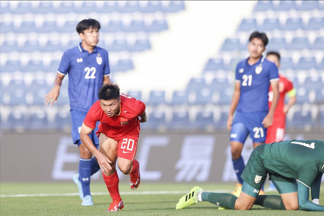 国足|4-2！恭喜中国男足！国产新C罗出炉，1场4球+伤退，泰国门将摇头