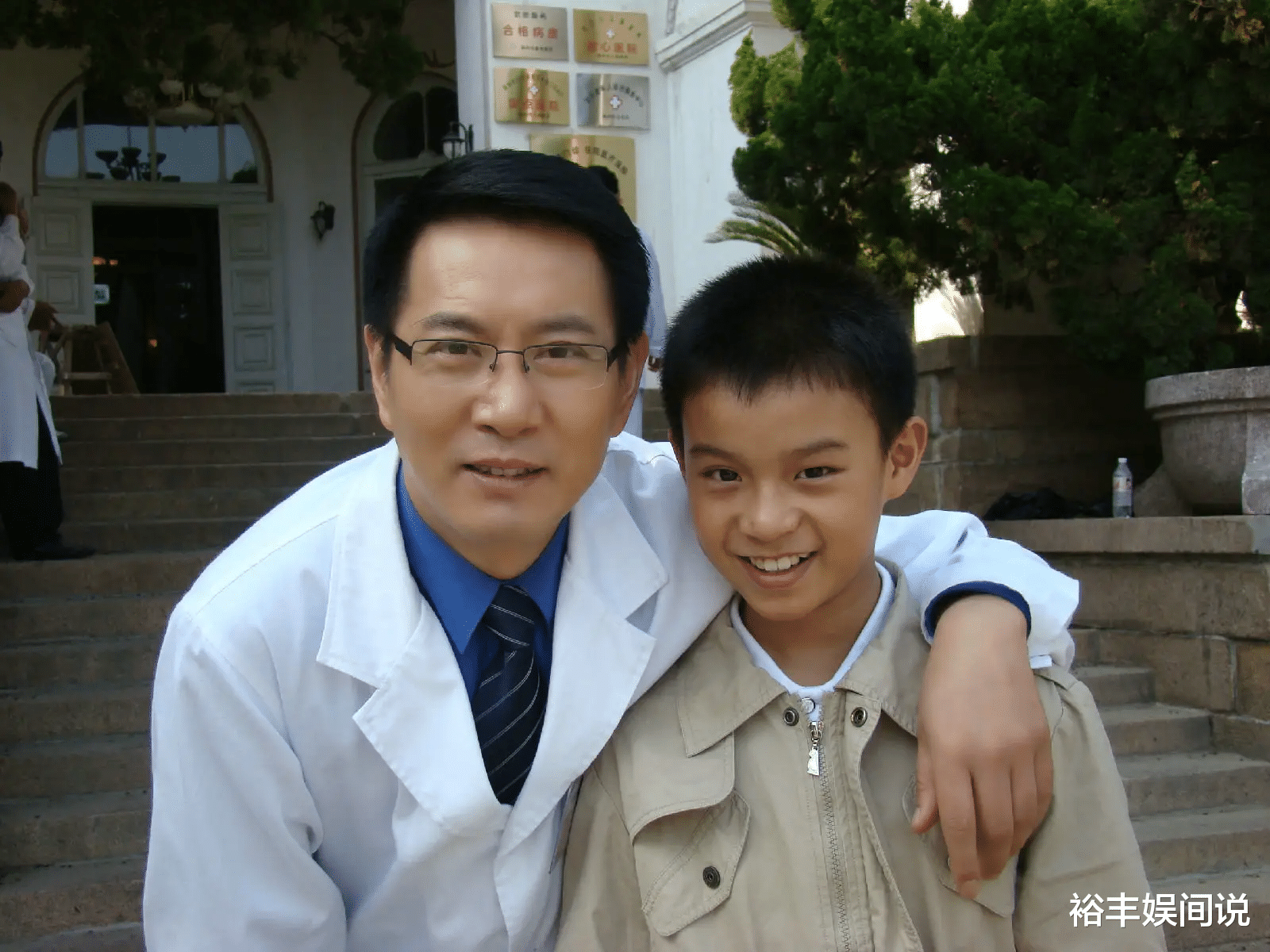 |51岁姚刚现身小理发店!满脸堆笑T恤湿透,“赖”着不走蹭空调