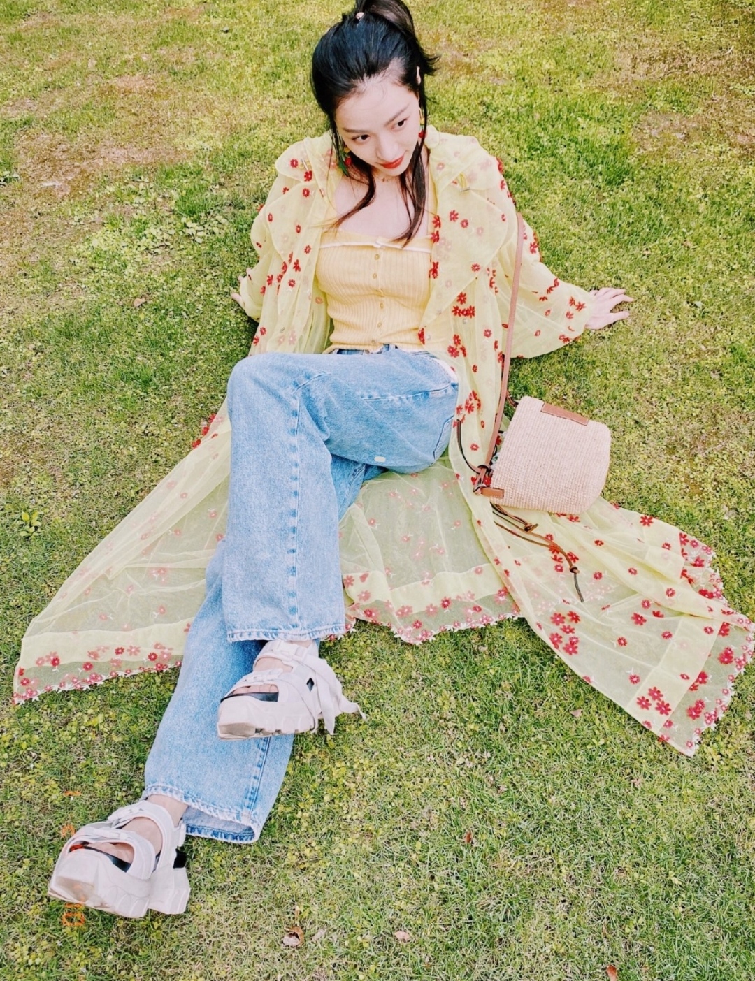 连衣裙 钟楚曦很美嘛，乱糟糟的双马尾配蓝色花裙子，清新时尚很俏皮。