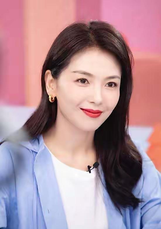 黄磊|刘涛拍戏逛菜市场,穿朴素衣服变中年妇女,昔日女神气质不在