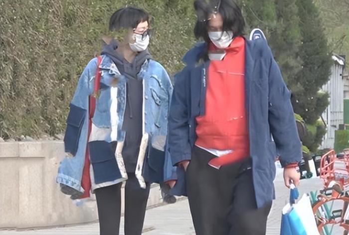 齐溪|齐溪38岁生日首晒全家福,王传君单手抱女儿,和妻子比心幸福洋溢