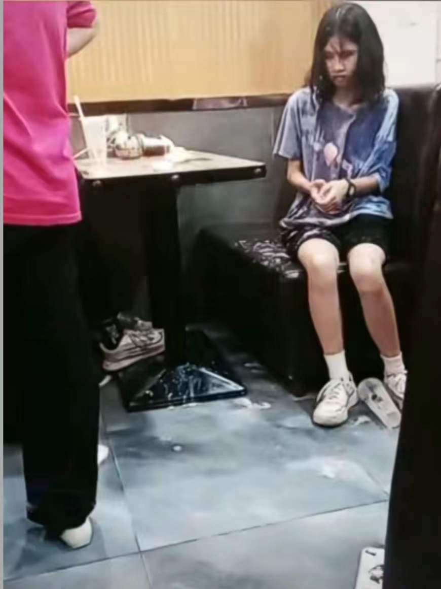 怀疑儿子偷钱请女孩吃饭,母亲竟当众打女孩泼奶茶