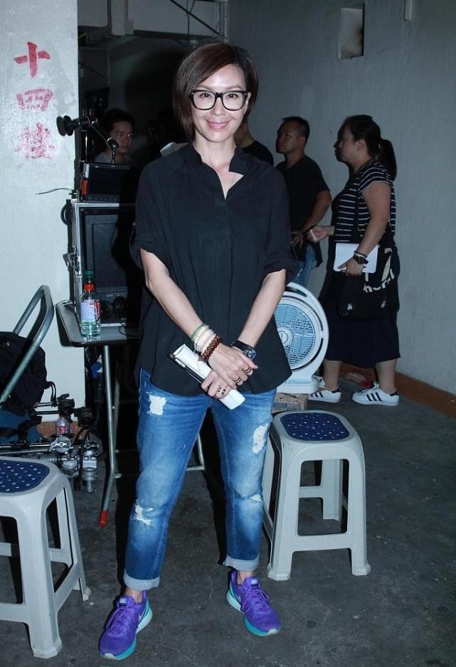 饮食 保养得当的伍咏薇看着很帅,穿一身黑白造型,配短发真挺飒爽的