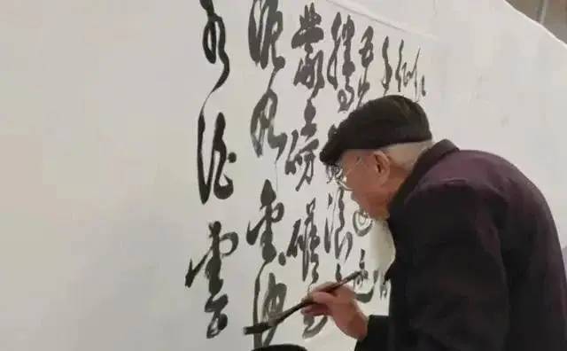 90岁的大爷墙体上写草书,网友惊呼“大隐隐于市”!