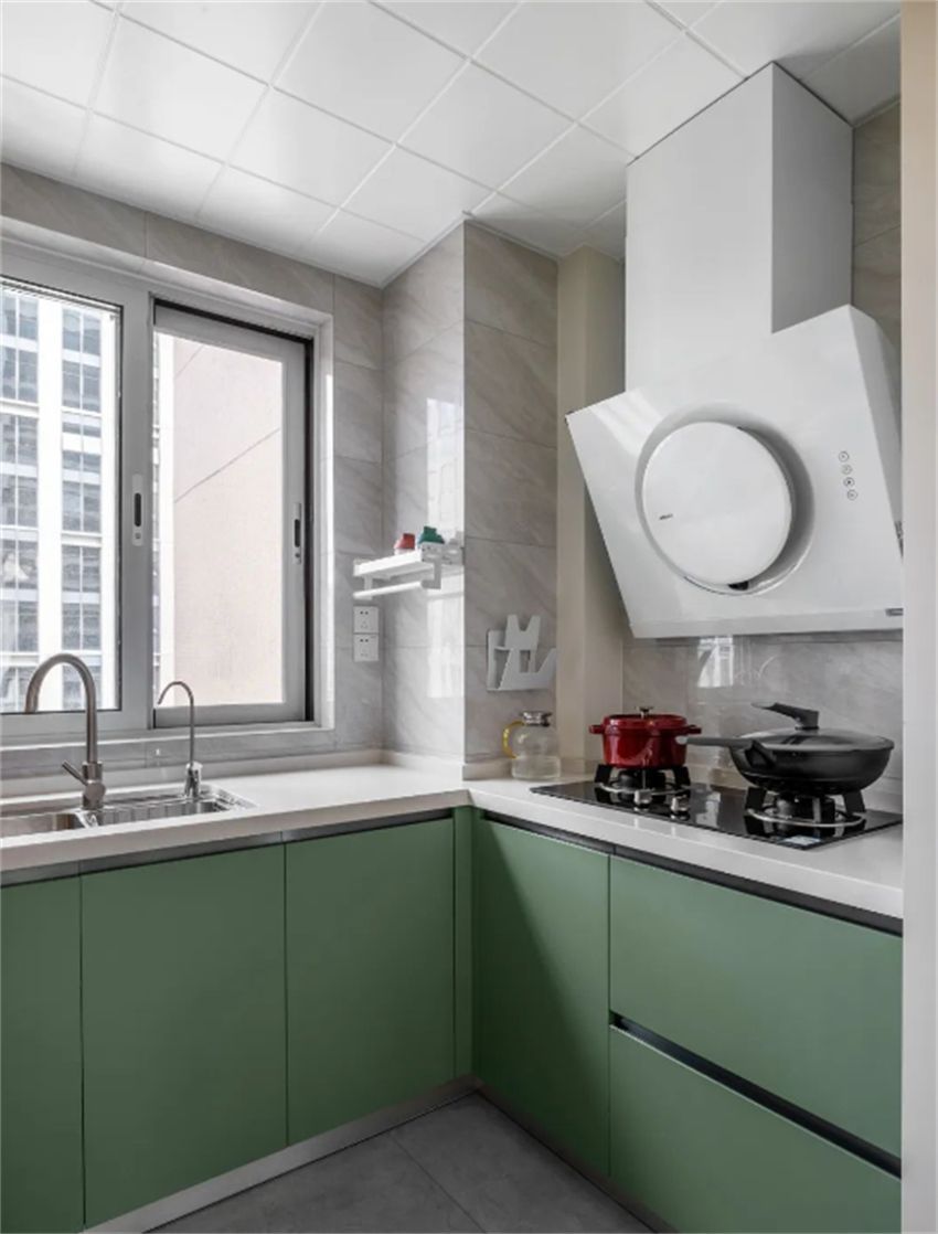 为何炒完菜不能立刻关上油烟机？才发现自己做错了好多年