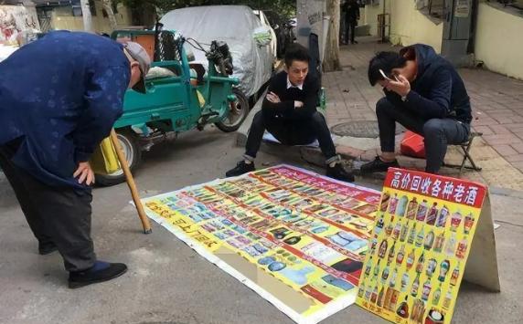 大街上高价收老酒,原来里面竟暗藏“猫腻”,行家:小心中计