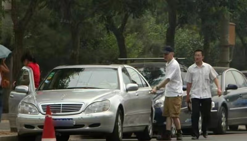 葛优|65岁葛优买百万豪车!现身4S店与美女亲切合影,面色红润精神佳!