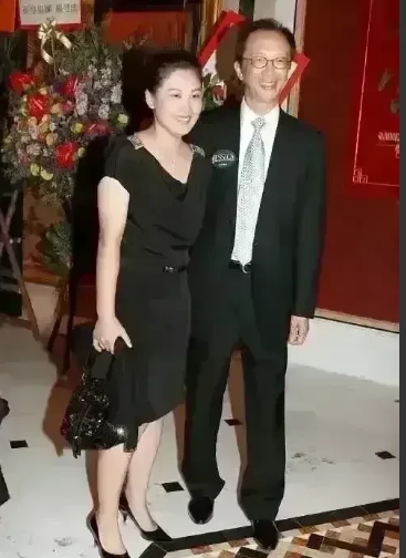 伏明霞|世界冠军伏明霞，44岁的她看起来像60多岁的阿姨一样