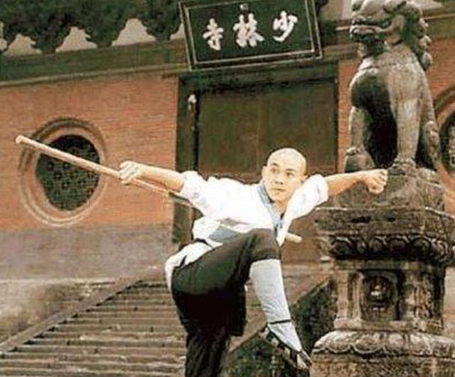海灯法师是骗子?77岁二指禅倒立造假,87岁圆寂少林寺无一人吊唁