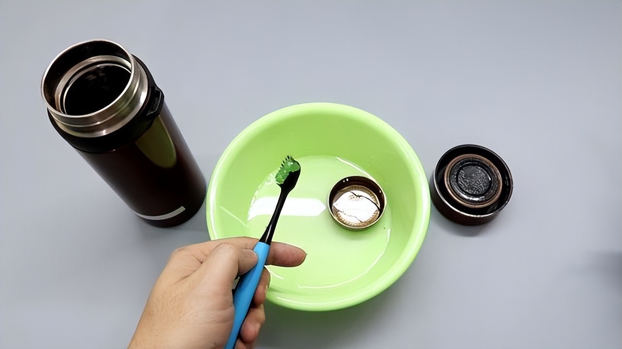 茶杯“太深”没法洗?老保姆教你1个小妙招,污垢自己掉下来