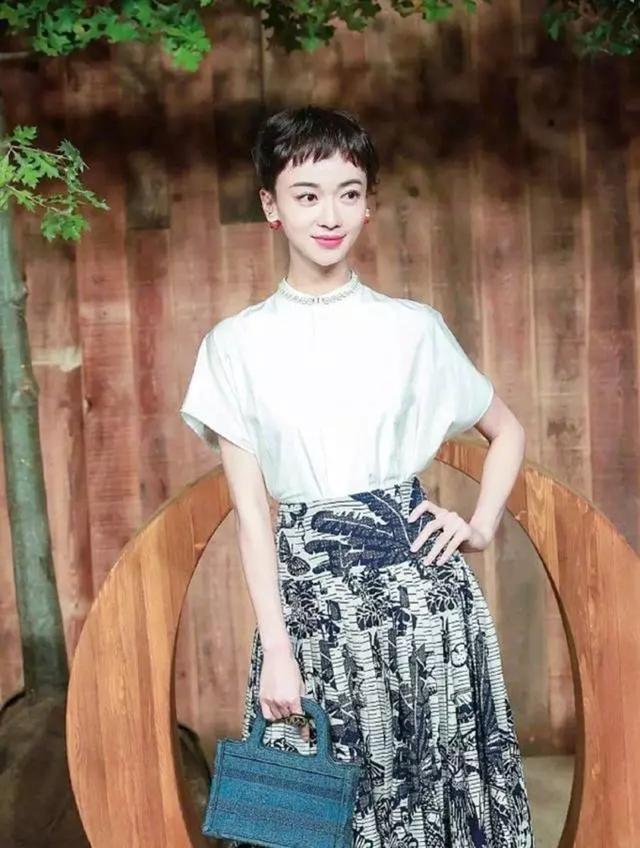 吴谨言 吴谨言怕不是得罪造型师了？狗啃碎刘海+超短发，犹如大妈既视感