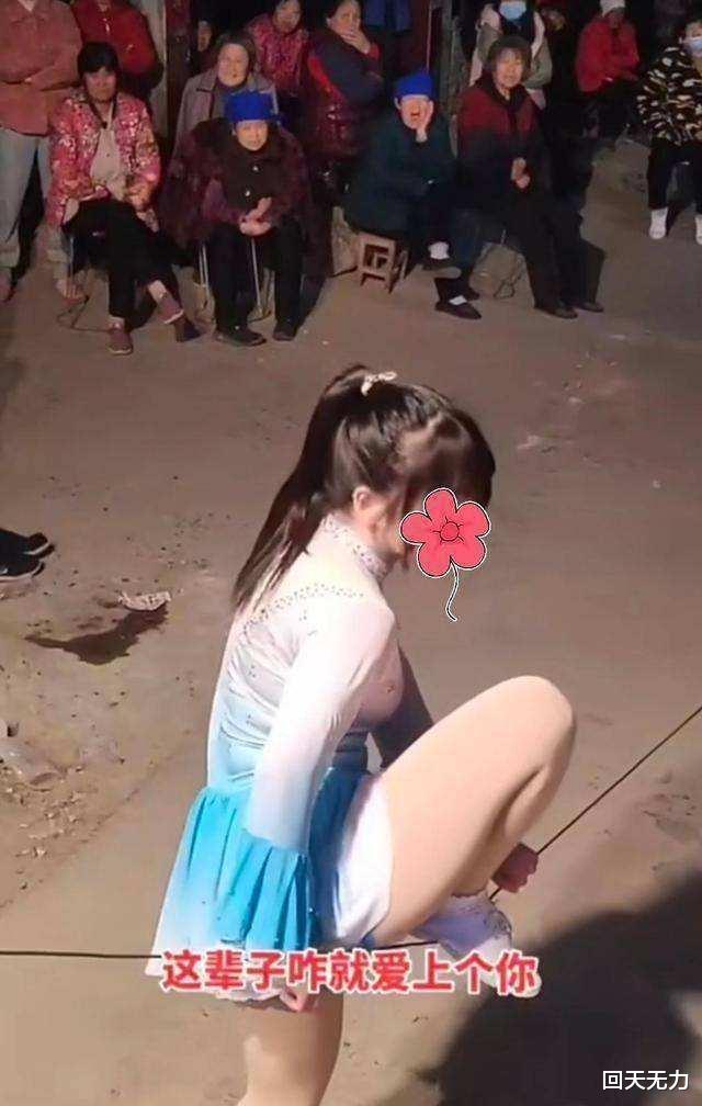 女孩|女孩穿着短裙走钢丝,观众纷纷拍手叫好,女孩脸上却很无奈