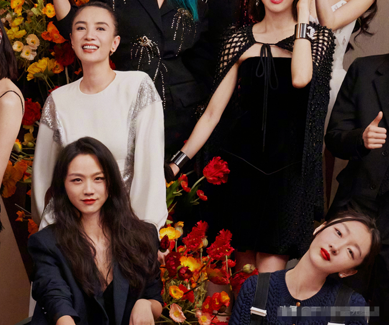 潜规则|这张合影违反了娱乐圈潜规则，不正常