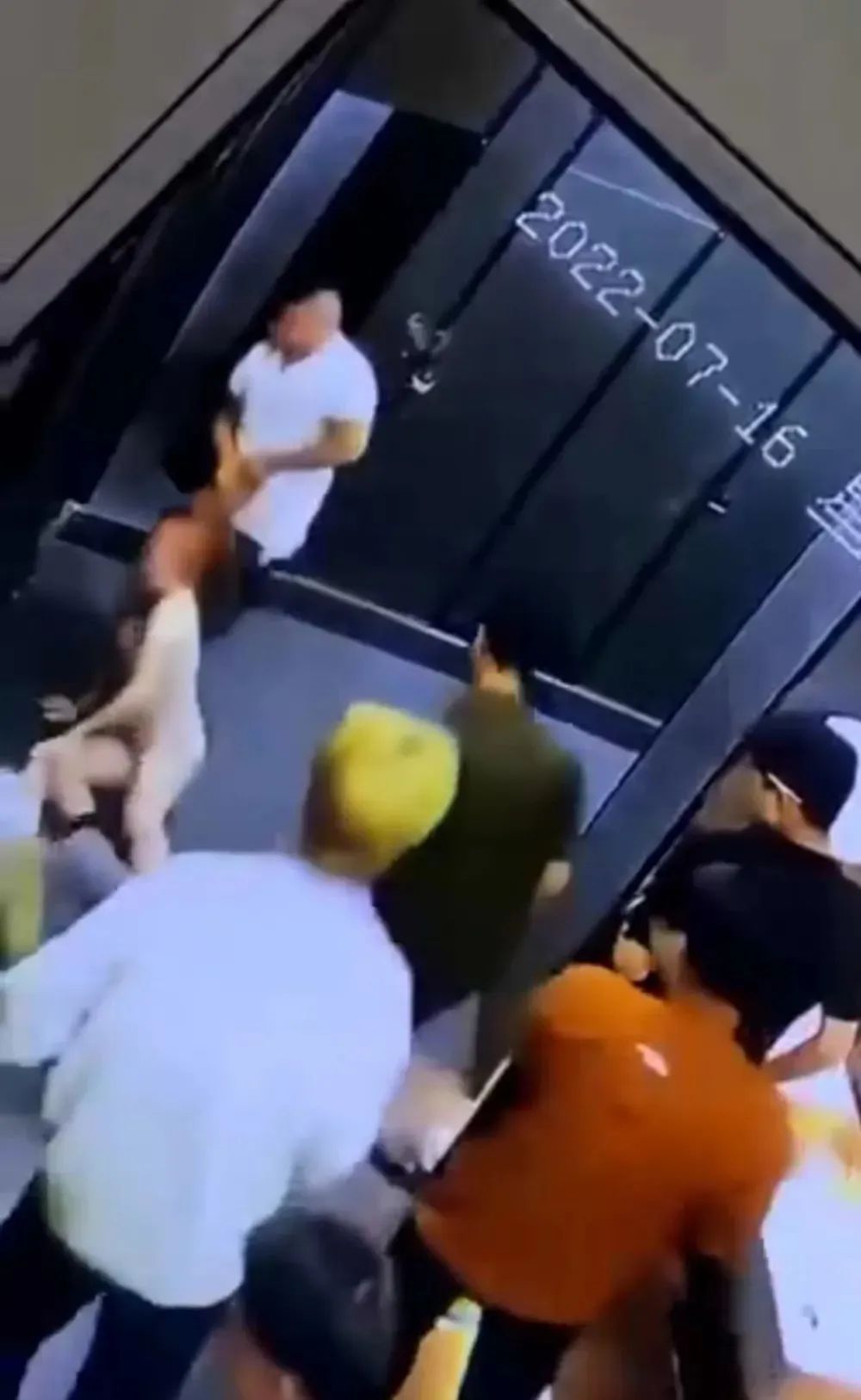 女子被强行拖进厕所隔间!酒吧工作人员:二人是朋友,为了琐事争吵