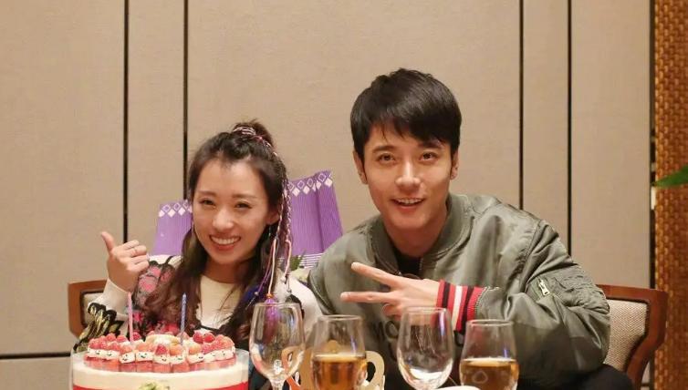 张丹峰|张丹峰洪欣一家合体亮相，“毕滢风波”已经过去多年，也该翻篇了