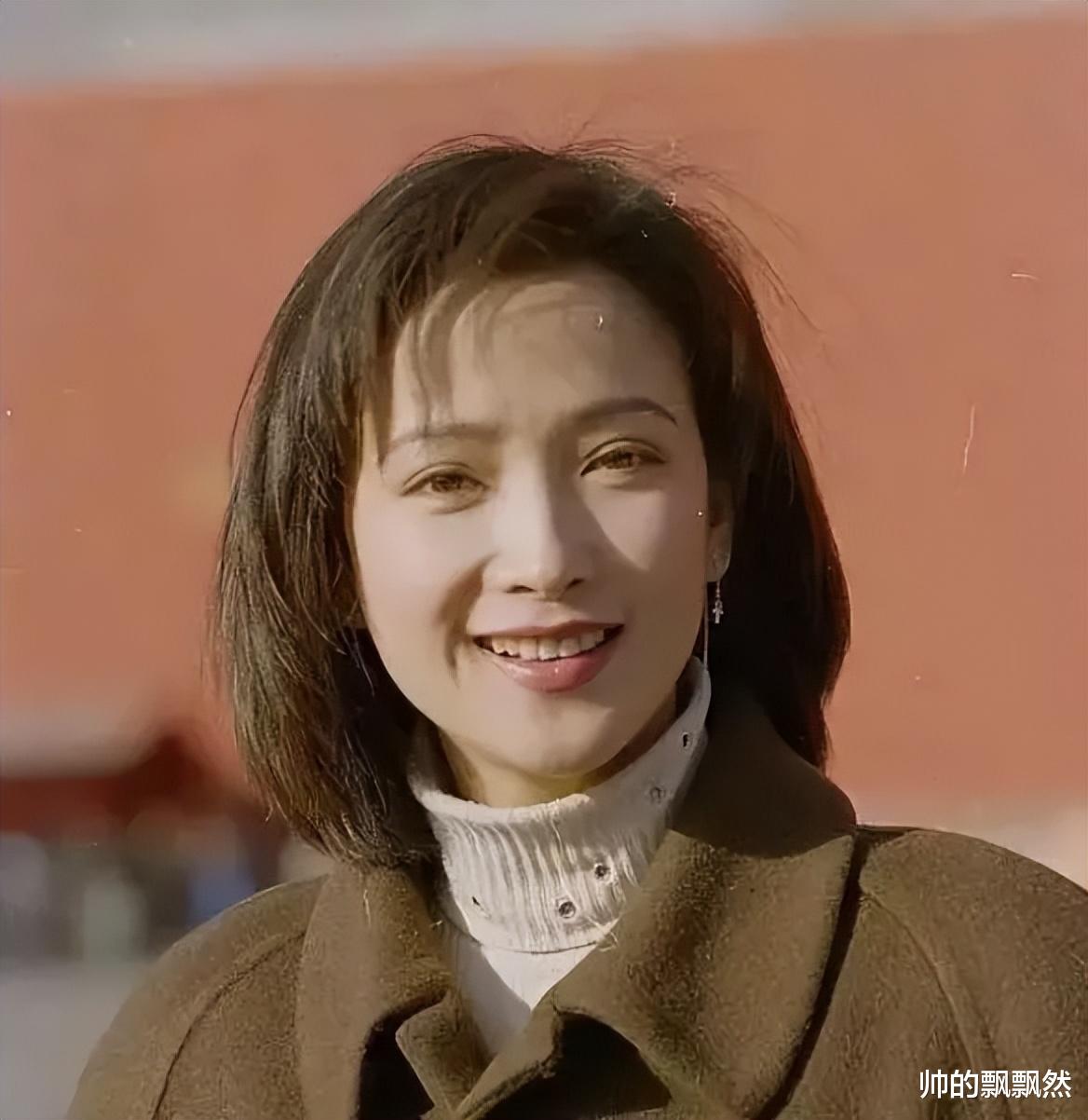 何晴|何晴：父亲早逝母亲患脑出血垂危，与许亚军离婚后，她还好吗？