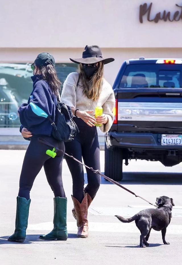 考特尼|42岁金大姐穿浴袍不忘秀凹凸身材！红色豹纹贼霸气，躺未婚夫的怀中