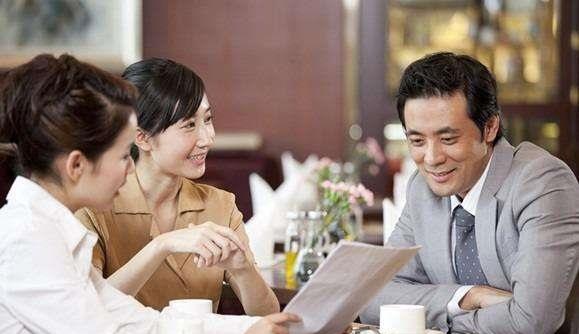 创业|饭局上,领导当众夸你,普通人只会说“不敢当”,聪明人会这样做