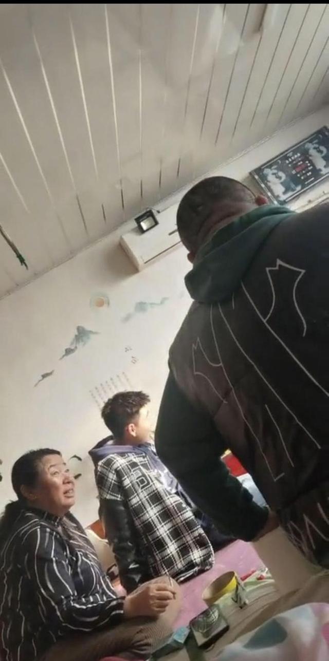 大型社死现场!内蒙古女子大年初一早上没起床,被一群男人围观
